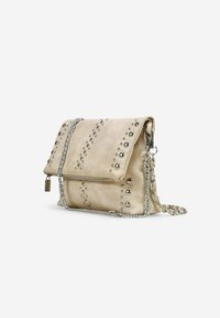 Bolso de hombro de cuero beige con diseño de tachuelas plateadas, cierre de solapa y correa de cadena plateada. Cuenta con un bolsillo frontal con cremallera para mayor funcionalidad.