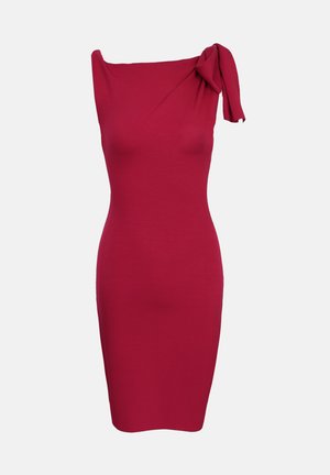 Robe ajustée à une épaule en tissu tricot rouge profond. Présente un accent noué sur l'épaule et une texture lisse tout au long.