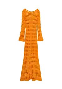 Robe longue en tricot ouvert orange, avec des manches longues et un décolleté arrondi, s'évasant légèrement vers l'ourlet.