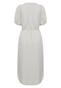 Gai bēšs kleita ar pūkām, pieguļošu jostasvietu un taisnu siluetu. Izgatavota no teksturēta auduma, ar ceļa garuma apakšmalu.