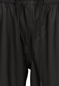 Shorts de bain noirs en matériau léger, dotés d'une taille élastique avec cordon de serrage et de détails de couture minimaux.