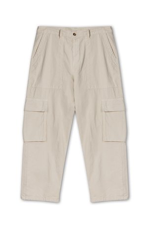Pantalones cargo beige con un corte relajado, que cuentan con dos bolsillos frontales y dos bolsillos laterales de cargo, fabricados con un tejido ligero y de textura suave.