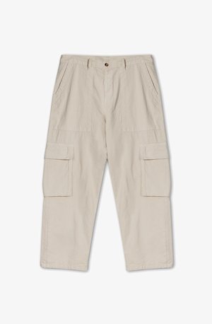 Pantalones cargo beige con un corte relajado, que cuentan con dos bolsillos frontales y dos bolsillos laterales de cargo, fabricados con un tejido ligero y de textura suave.