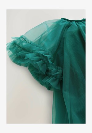 Teal tule stof top met golvende mouwen en een gegatherde halslijn. Het materiaal heeft een zachte, doorschijnende textuur met een lichte glans.