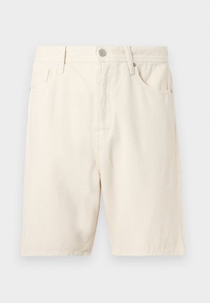 Pantalones cortos de mezclilla color crema hasta la rodilla, con bolsillos delanteros, trabillas para cinturón y cierre con botón metálico sobre un fondo liso.