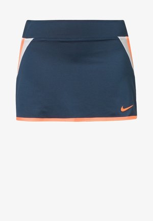 Marineblauwe sportrok met oranje bies, witte zijpanelen en een oranje Nike-logo op de rechteronderkant.