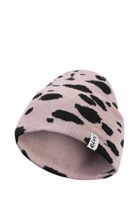 Gebreide beanie in lichtroze met zwart koeienprintpatroon. Voorzien van een omslag en een klein merkje aan de zijkant. Zachte textuur.