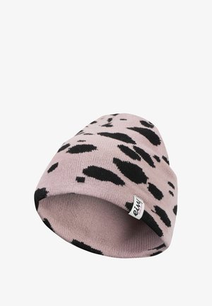 Bonnet tricoté en rose clair avec un motif de taches de vache noir. Comprend un revers et une petite étiquette de marque sur le côté. Texture douce.