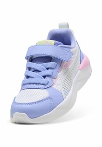 Scarpa sportiva viola chiaro con tessuto a rete, suola in gomma, cinturino in velcro e accenti pastello. Presenta sovrapposizioni strutturate e marchiatura evidente.