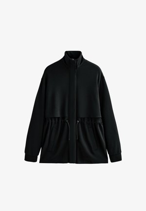 Zwarte zip-up jas met een staande kraag, elastische trekkoord in de taille, zijzakken en een gelaagd ontwerp. Glad textuur, ontspannen pasvorm.