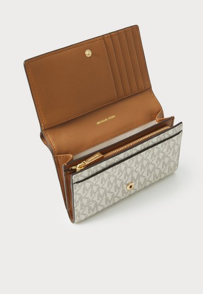 Portefeuille rectangulaire avec des accents dorés. L'extérieur présente un motif léger ; l'intérieur est en cuir marron avec des emplacements pour cartes et un compartiment zippé.