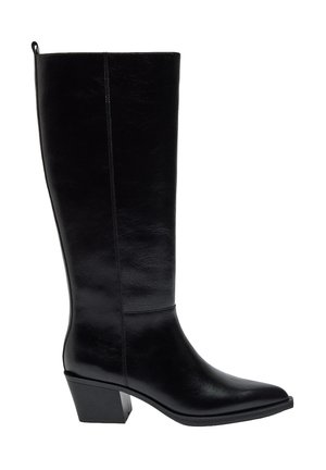 Wysoki czarny skórzany but z ostro zakończonym noskiem, średnim obcasem blokowym i pętelką z tyłu, pokazany z profilu.