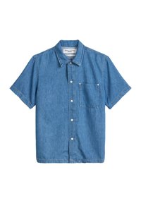 Kortekooldenimshirt in lichtblauw, met een knoopsluiting aan de voorkant, een enkele borstzak en een klassieke kraag. Zachte textuur, casual ontwerp.