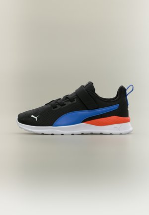 Baskets de sport noires avec une bande latérale bleue, un détail orange au talon, une semelle blanche et une bride velcro noire sur fond neutre.