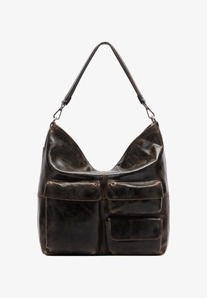 Brązowa torba na ramię z miękkiego skóropodobnego materiału, wyposażona w dwa przednie kieszenie oraz pojedynczy regulowany pasek z metalowymi ozdobami.