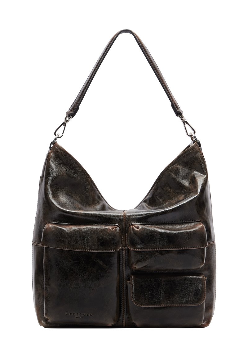 Brązowa torba na ramię z miękkiego skóropodobnego materiału, wyposażona w dwa przednie kieszenie oraz pojedynczy regulowany pasek z metalowymi ozdobami.