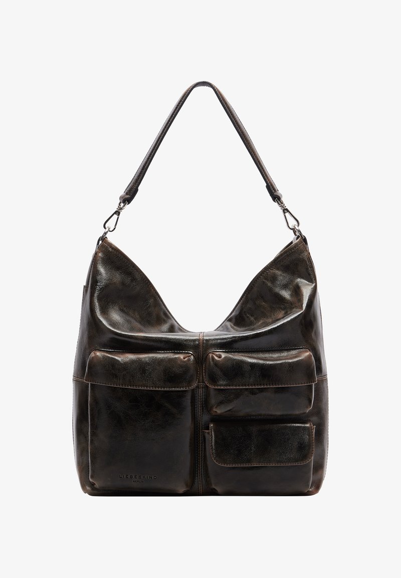 Brązowa torba na ramię z miękkiego skóropodobnego materiału, wyposażona w dwa przednie kieszenie oraz pojedynczy regulowany pasek z metalowymi ozdobami.