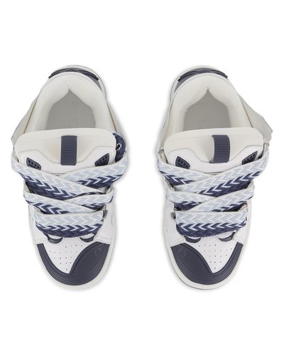 Λευκά αθλητικά παπούτσια με ναυτικά μπλε στοιχεία, διαθέτουν υφασμένα λαστιχένια πέλματα, πλεκτά μπλε και λευκά κορδόνια και διάτρητη μύτη για αναπνευσιμότητα.