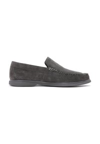Bottines en suède gris à enfiler avec un bout arrondi et des détails de couture minimes. Présentent une semelle en caoutchouc plate pour le confort et la facilité d'utilisation.