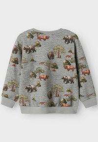Sudadera gris con un estampado de vida salvaje que incluye osos, zorros y árboles. Puños y dobladillo acanalados, textura suave.