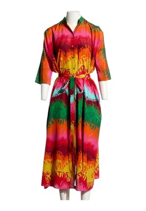 Robe longue colorée à manches trois-quarts, boutonnée devant avec ceinture à la taille, présentant des motifs de texte multicolores vibrants.