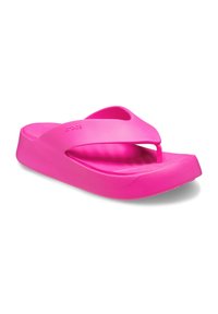 Felroze flip-flop sandaal van glad plastic materiaal, met een tussenstuk en een gevormde voetbed voor comfort.
