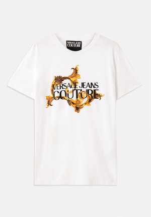 Weißes Baumwoll-T-Shirt mit einem bunten floralen und barocken Design, auf dem der Text "VERSACE JEANS COUTURE" deutlich sichtbar ist.