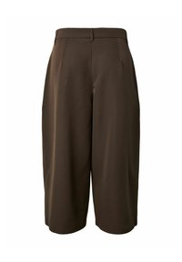 Shorts larges marron foncé longueur genou taille haute avec passants de ceinture et plis devant.