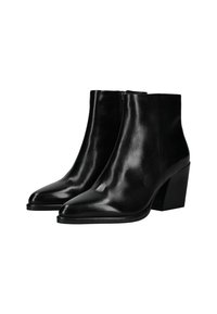 Botas de tobillo negras de cuero con punta afilada y un tacón grueso de altura media. Textura suave y cierre de cremallera lateral.