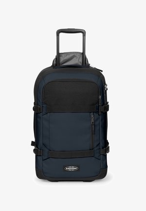 Sort og mørkeblå Eastpak rejsetaske på hjul med teleskophåndtag, frontlynlåslomme, sidestropper og logopatch nederst.