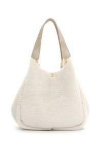 Vit fuskpälsväska med mjuk textur, stor form och två beige läderhandtag. Har en övre dragkedjestängning och sömlös design.