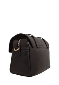 Borsa nera in pelle con parte superiore arrotondata, chiusura con zip e dettagli in oro. Presenta doppi manici e cuciture minime.