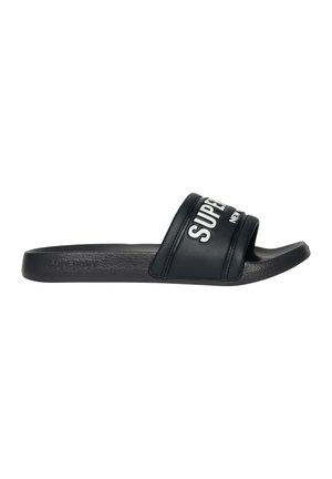 Schwarze Rutschsandalette mit einem breiten Riemen, der das weiße "SUPERDRY"-Logo trägt. Hergestellt aus glattem, synthetischem Material mit einer strukturierten Sohle für besseren Halt.