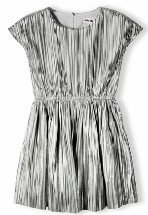 Silberfarbenes, metallisch plissiertes Kurzarmkleid mit elastischem Taillenbund und Rundhalsausschnitt, mit Reißverschluss hinten und Minoti-Markenetikett innen.