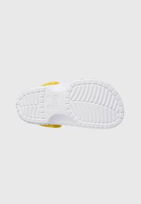 Biała gumowa podeszwa sandałów z teksturowanym gripem, z żółtymi paskami i wielokolorowymi akcentami, zaprojektowana z myślą o komforcie i wentylacji.