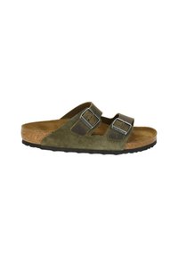 Sandalo verde in suede a due cinturini con fibbie metalliche regolabili, soletta in sughero e suola in gomma texturizzata.