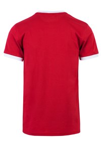 Rotes Kurzarm-T-Shirt mit einem weißen Rundhalsausschnitt und Ärmelbündchen. Weiches Baumwollmaterial, einfaches Design ohne Muster oder Grafiken.