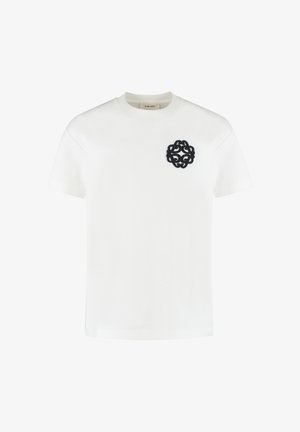 Witte katoenen T-shirt met een zwart geborduurd ontwerp op de linkerkant van de borst. Ronde hals, korte mouwen en een losse pasvorm.
