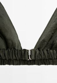 Olivově zelený bikini top s trojúhelníkovým designem, na spodní straně nařasený a s detailním stříbrným kovovým zapínáním.