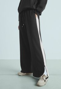 Next SIDE STRIPE JOGGERS - Träningsbyxor - black
