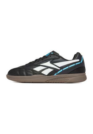 Schwarzer Sportschuh mit weißen und blauen Akzenten, brauner Gummisohle mit strukturiertem Grip und Schnürverschluss, im Seitenprofil dargestellt.