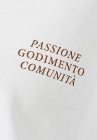 Weißes Baumwoll-T-Shirt mit braun bedruckten italienischen Wörtern: "PASSIONE", "GODIMENTO" und "COMUNITÀ" in einer gestapelten Anordnung.