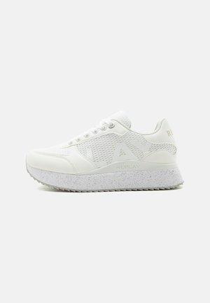 Λευκό αθλητικό παπούτσι με κορδόνια, διχτυωτά πάνελ, σόλα πλατφόρμας με στίγματα και λογότυπο "REPLAY" στο πλάι και στη φτέρνα.