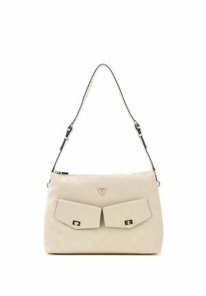 Sac à épaule beige clair avec deux poches avant à rabat, fermetures à verrou doré et bandoulière réglable aux bords foncés.