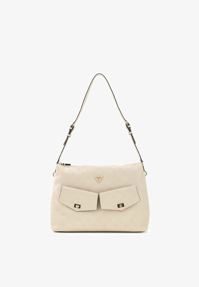 Sac à épaule beige clair avec deux poches avant à rabat, fermetures à verrou doré et bandoulière réglable aux bords foncés.