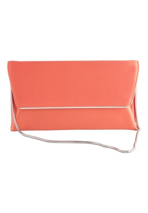 Koraalkleurige clutch tas met een strak, plat ontwerp, een metalen kettingriem en een gladde structuur. Heeft een zilveren accent langs de rand.