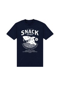 Mörkblå bomullströja med vit grafisk text "SNACK ATTACK" tillsammans med en hajillustration och marinmotiv. Korta ärmar, rund hals.