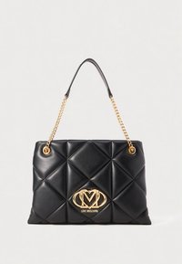 Mala de mão preta acolchoada com logótipo dourado brilhante, com alça de corrente e design em padrão de diamante, feita de material sintético brilhante.