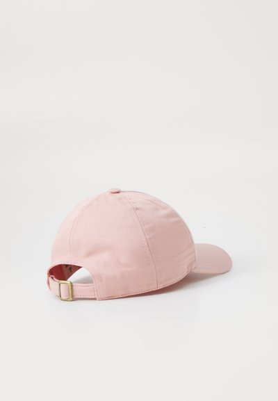 Căciulă de baseball din bumbac roz, cu o margine curbată și o curea reglabilă cu un clemă metalică în spate. Textură netedă, design casual.