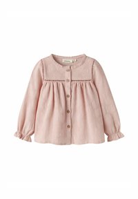 Blusa per bebé a maniche lunghe di un leggero colore rosa con bottoni di legno, bordino in pizzo attorno al colletto e alla spallina, e leggero volant alle maniche con polsini.